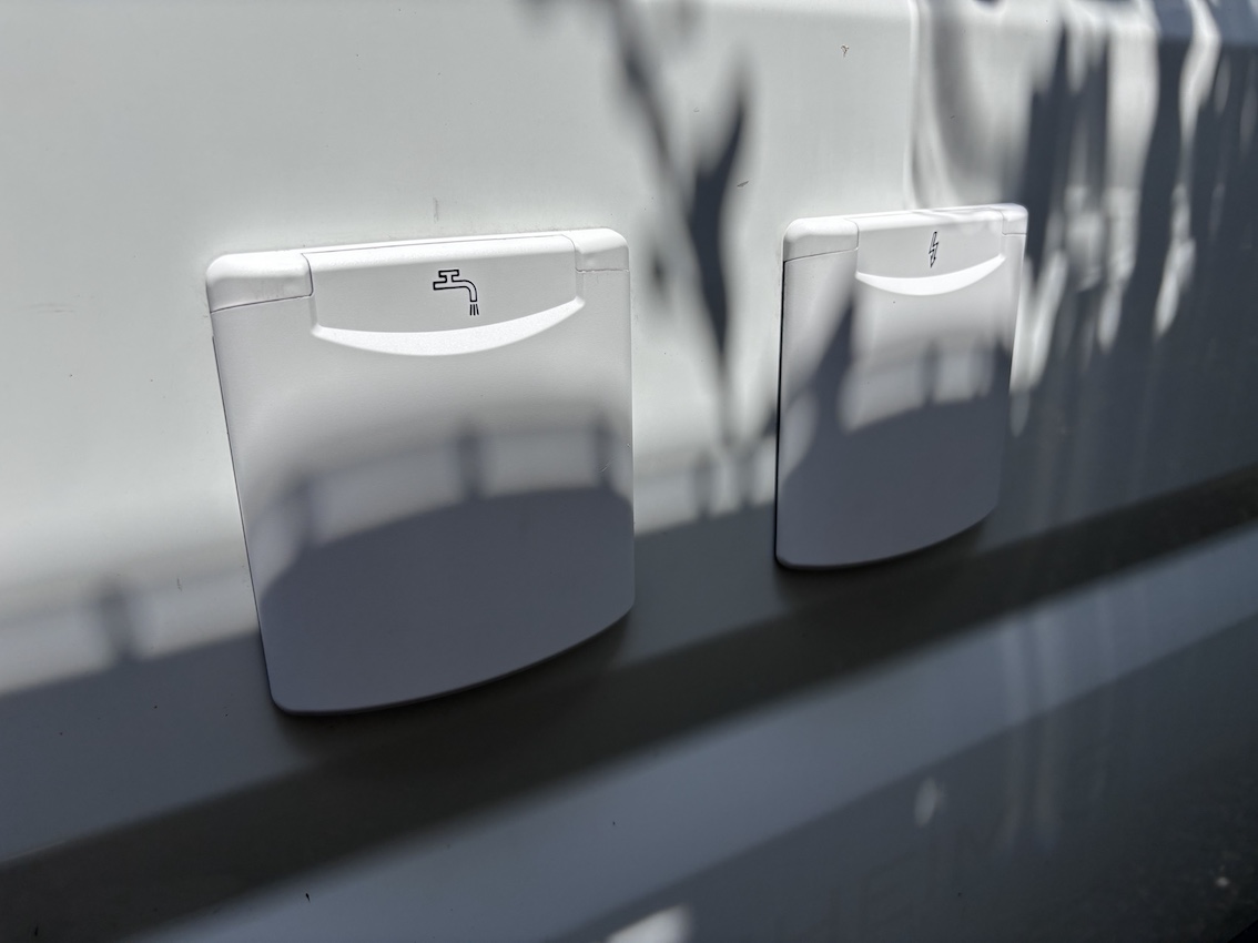 Wasser- und Stromanschluss