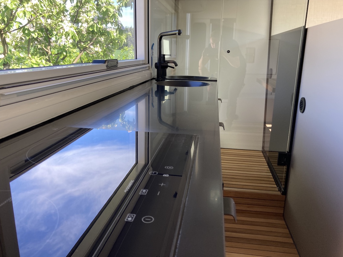 Kunststein Arbeitsplatte mit eingelassenem Induktionskochfeld