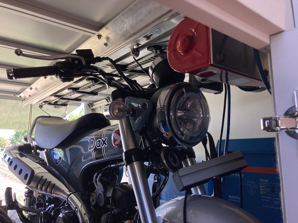 Motorrad Garage mit Aufzug unter dem Bett