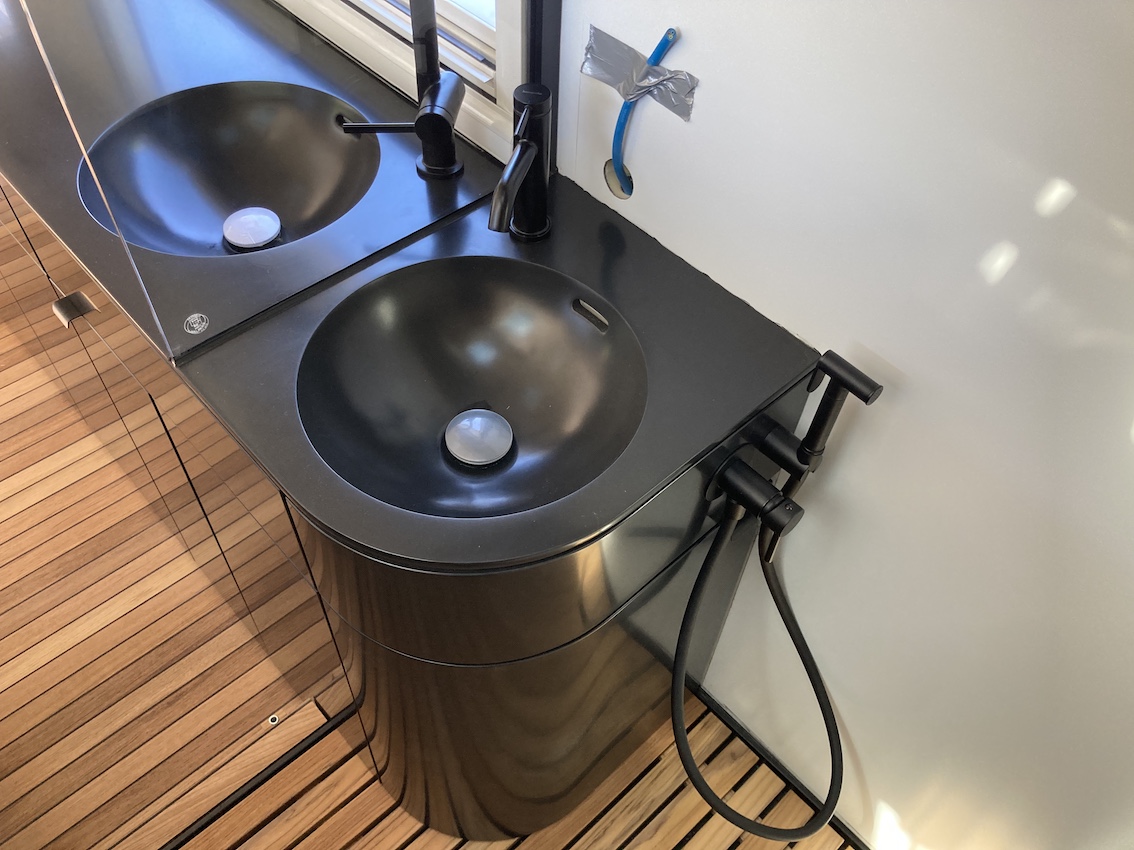 Waschbecken und Duscharmatur