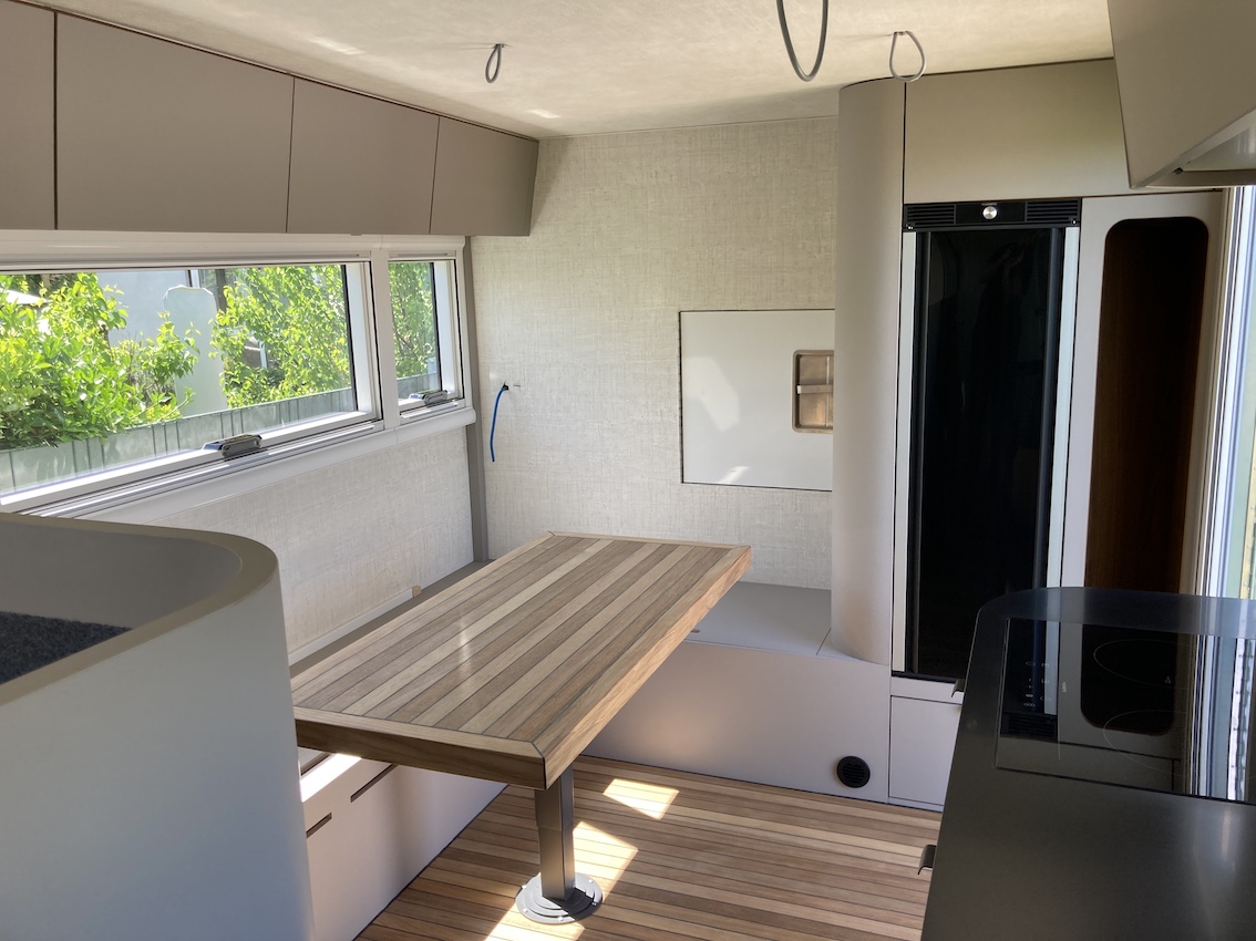 360° drehbarer und absenkbarer Tisch